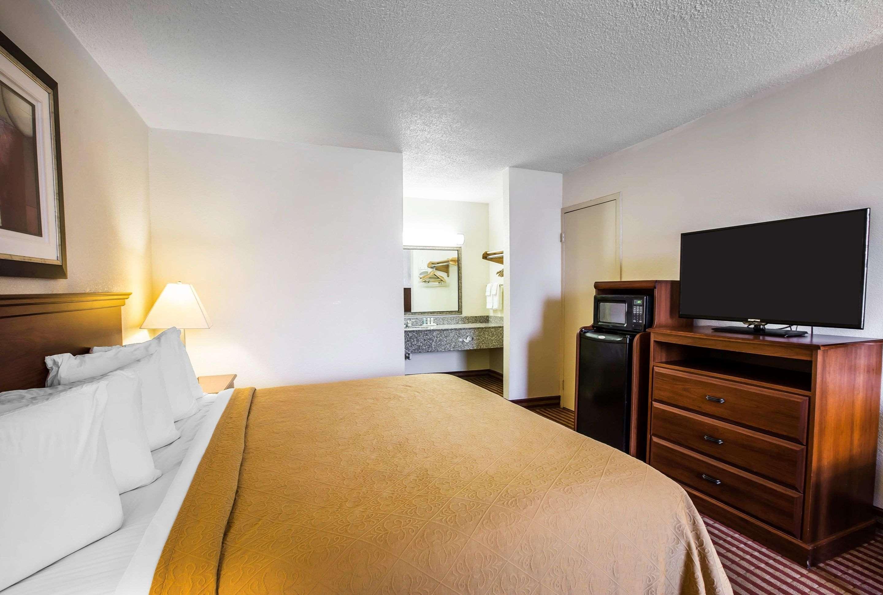 Quality Inn Madison Bagian luar foto